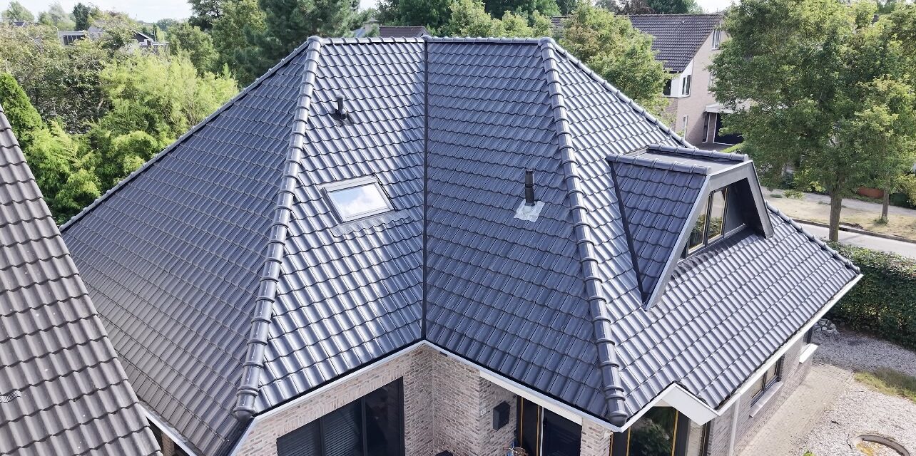 Complete dakrenovatie in Voorthuizen: van leisten dak naar nieuw pannendak