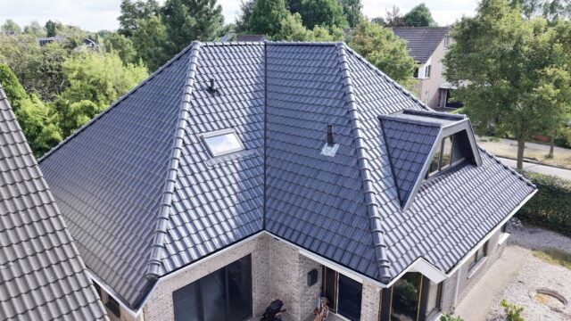 Complete dakrenovatie in Voorthuizen: van leisten dak naar nieuw pannendak