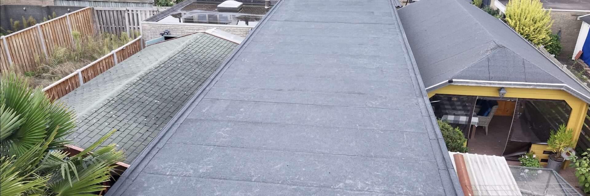 Nieuwe bitumen dakbedekking op overkapping in Almelo
