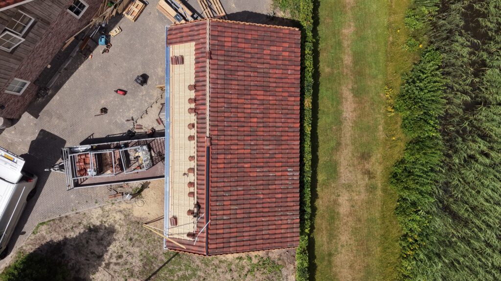 Prefab schuur voorzien van nieuwe dakpannen in Hardenberg door Dakbedek-King