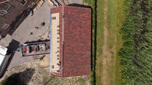 Prefab schuur voorzien van dakpannen in Hardenberg